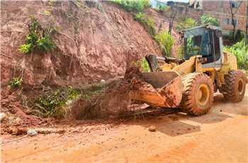 
Prefeitura mantém permanentemente mobilizada equipe de trabalhadores, com suporte de oito máquinas, 20 caminhões-caçamba e 12 caminhões-pipa.
